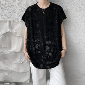 Débardeur à épaules larges – look déchiré, vibe urbaine